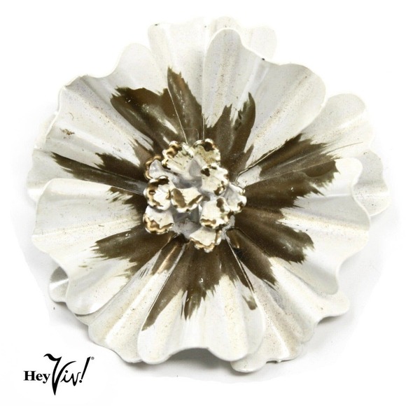 Vintage White & Gold Metal Flower Pin - 2" Across - Jacket/ Coat/ Hat - Hey Viv - Picture 1 of 3